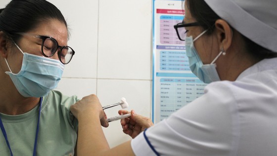 A volunteer receives Vietnamese-made vaccine (Photo: SGGP)