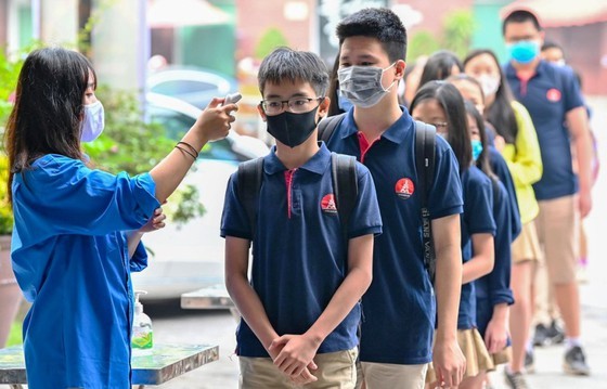 Temperature screening of students in front of schools aims to detect Covid-19 infections (Photo: SGGP)