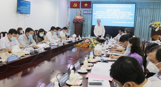 Vice Chairman of Ho Chi Minh City People's Committee Ngo Minh Chau stating at the meeting with leaders of Cu Chi District on March 3 (Photo: SGGP)