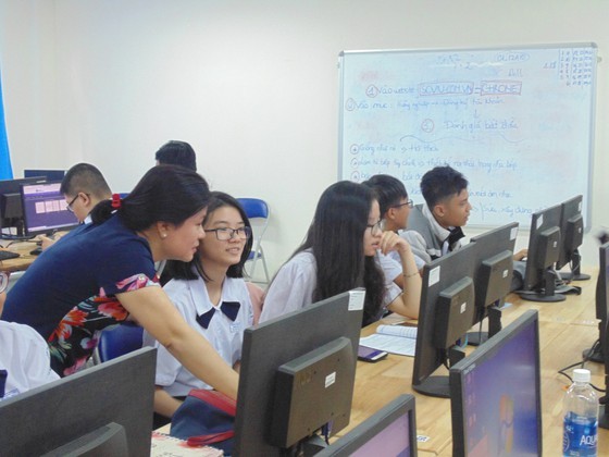 High schoolers at Nguyen Du Senior High School are learning computer technology (Photo: SGGP)