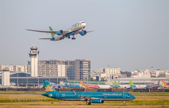 Tan Son Nhat airport faces with shortcomings in taking off and landing slots for aeroplanes. — VNA/VNS Photo