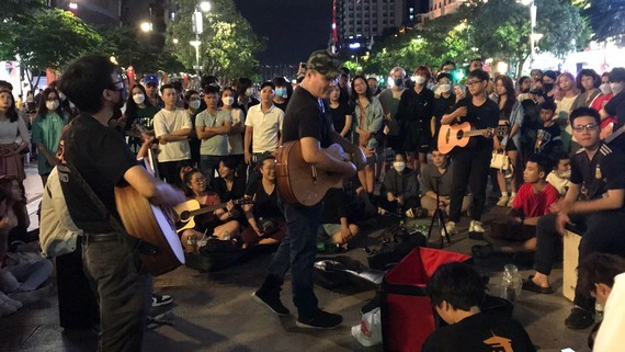 Vietnamese street artists present live musical performances in HCMC’s downtown