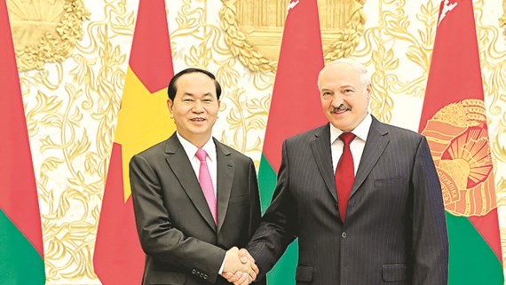 Vietnamese President Tran Dai Quang  poses with Belarusian President Alexander Lukashenko at Independence Palace
