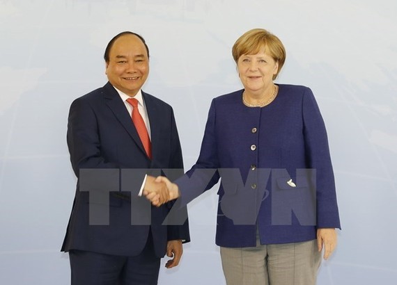 Prime Minister Nguyen Xuan Phuc and German Chancellor Angela Merkel. The two leaders agree to maintain delegation exchanges and meetings to realise the strategic action plan practically (Photo: VNA)