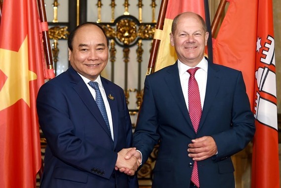 Prime Minister Nguyen Xuan Phuc (L) and First Mayor of Hamburg Olaf Scholz (Source: VNA)