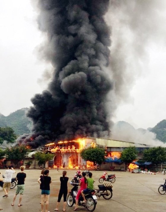 A big flame suddenly burns inside Tan Thanh border gate market this morning.