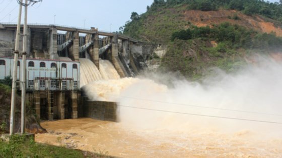 Tuyen Quang Hydropower Plant opens its two doors to ensure reservoir safety.