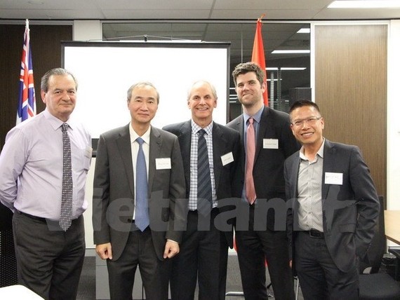 Consul General Phung The Long (second from left) takes photo with business representatives from Western Australia State (Photo: VNA)