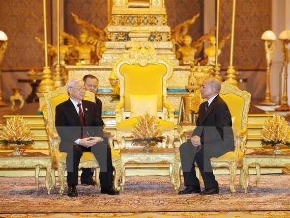 Party General Secretary Nguyen Phu Trong (L) holds talks with King Norodom Sihamoni (Source: VNA)