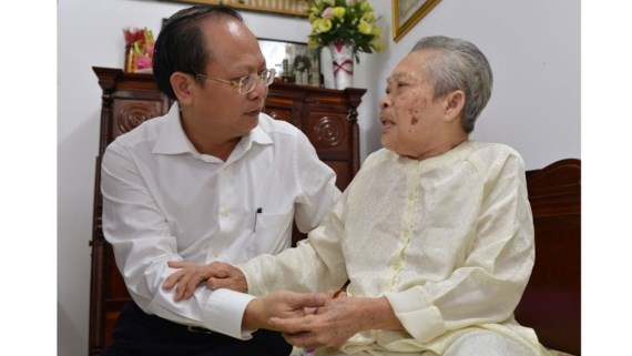  Deputy Party secretary and deputy chairman of the People's Committee of Ho Chi Minh City Tat Thanh Cang sends gift of Vietnamese President to heroic mother Nguyen Thi Sang (Photo:Viet Dung)