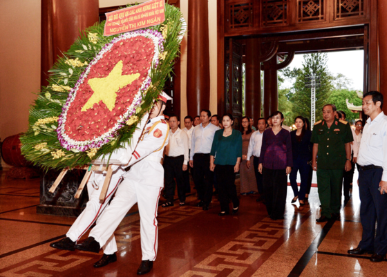 The city delegation lay wreath at Ben Duoc Memorial Temple in Cu Chi district. 