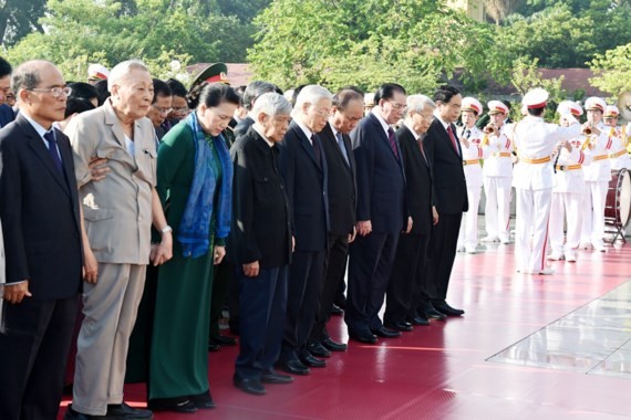 Party, State leaders visit the  mausoleum of  President Ho Chi Minh in Hanoi this morning