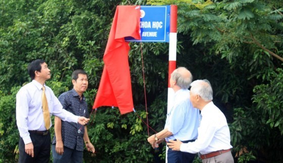 Physical Nobel laureate Professor Gerard ‘t Hooft, chairman of Meeting Vietnam Association and leaders of the People’s Committee of Binh Dinh open a red piece of cloth to inaugurate the first science street in Vietnam 