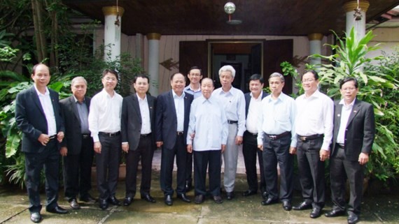 High- ranking delegation of Ho Chi Minh City visits former Prime Minister and President of the Lao Front for National Construction Sisavat Keobunphan.
