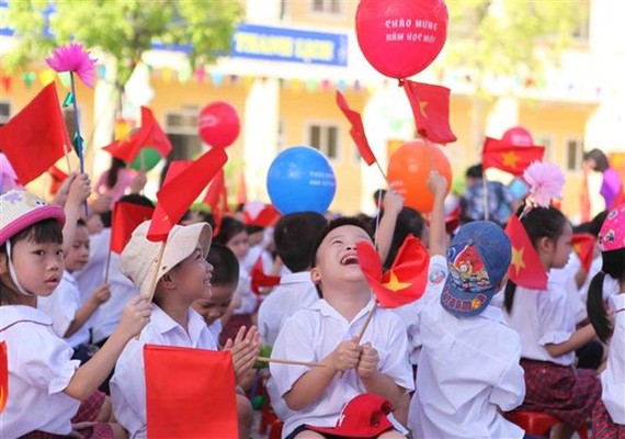 Pupils cheer at the ceremony launching ​the 2017-2018 academic year at ​the Vinh Hung elementary school in Hanoi on September 5 (Photo: VNA)