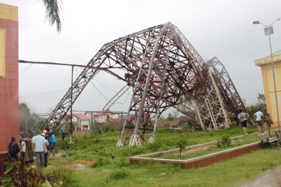 Powerful wind blows up 100 m- high transmission antenna at the radio and television station of Ky Anh town