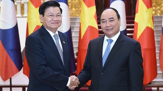 Prime Minister Nguyen Xuan Phuc (R) and Lao Prime Minister Thongloun Sisoulith (Photo: VGP)