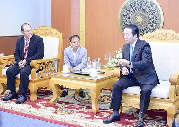Minister of Natural Resources and Environment Tran Hong Ha holds a talk with Bounpone Sisoulath, Chairman of the Lao National Assembly's Economic, Technology and Environment Committee about experiences in land management 