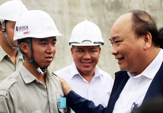 Vietnamese Prime Minister Nguyen Xuan Phuc visits workers of Ca Pass tunnel project 