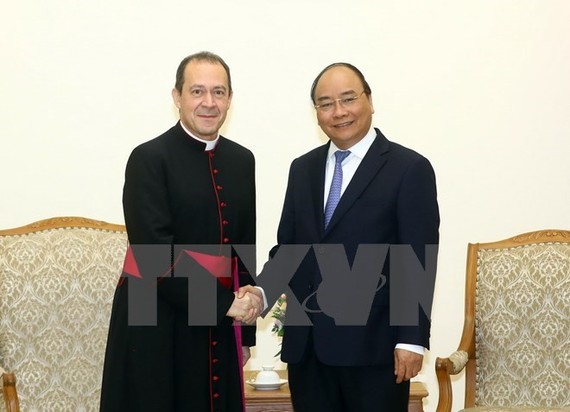 Prime Minister Nguyen Xuan Phuc (R) recieves Under-Secretary for the Holy See’s Relations with States Antoine Camilleri (Photo: VNA)