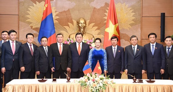 Vietnamese National Assembly Chairwoman Nguyen Thi Kim Ngan, Mongolian Parliament Speaker Miyegombo Enkhbold and high- ranking delegation of Mongolia Parliament 