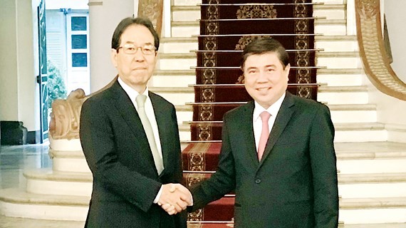 Chairman of the Ho Chi Minh City People’s Committee Nguyen Thanh Phong (R) and Chairman of the Japanese Conference for overseas Development of Eco-cities Keiji Kimura