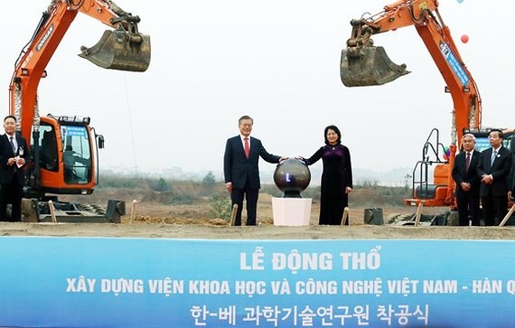 Korean President Moon Jae-in and Vice President of Vietnam Dang Thi Ngoc Thinh at the groundbreaking ceremony of VKIST (Photo:Tran Binh)