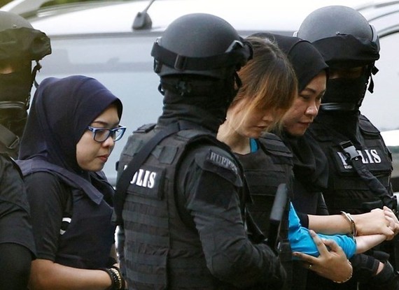 Doan Thi Huong (third, right) on the way to the court (Source: Malaysia Online)