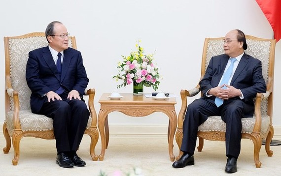 Vietnamese Prime Minister Nguyen Xuan Phuc (R) meets Takehiko Kakiuchi, President cum CEO of Mitsubishi Corporation (Photo:VGP)