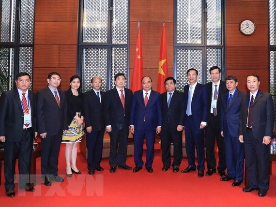 Prime Minister Nguyen Xuan Phuc (middle) and leaders of Chinese localities (Photo: VNA)