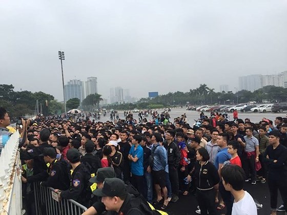 Thousands of Vietnamese football fans queue up in front of My Dinh National Stadium 