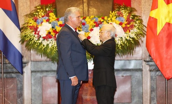 Party General Secretary and President Nguyen Phu Trong (R) bestows a Ho Chi Minh Order upon President of the Council of State and Council of Ministers of Cuba Miguel Mario Diaz-Canel Bermudez in recognition of his contributions to the Vietnam-Cuba friends