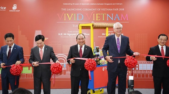 Vietnamese PM Nguyen Xuan Phuc & representatives cut the ribbon at the opening ceremony of Vietnamese goods week in Sinapore