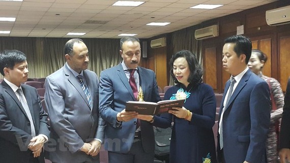 Standing Vice Secretary of the municipal Party Committee Ngo Thi Thanh Hang (second from right) and Egyptian Deputy Minister of Antiquities Ayman Said Abdelmohsen (third from right) (Source: VNA)