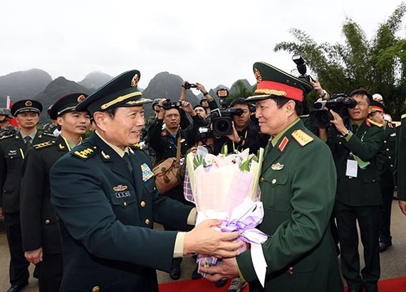 Chinese Defense Minister Wei Fenghe welcomes Vietnamese Defense Minister General Ngo Xuan Lich (Photo: the People’s Army of Vietnam)