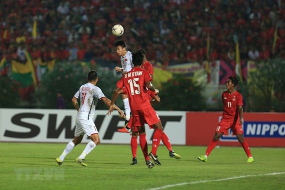 Vietnamese and Myanmar players in the match (Photo: VNA)