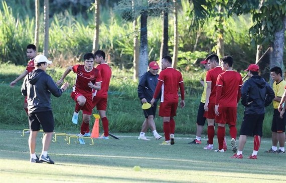 Vietnamese players train ahead of the AFF Cup final (Photo: VNA)