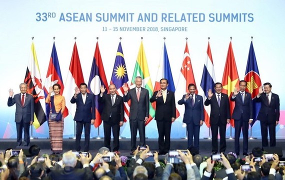 Vietnamese Prime Minister Nguyen Xuan Phuc (fourth, left) and other ASEAN leaders at the 33rd ASEAN Summit in Singapore last November (Photo: VNA)
