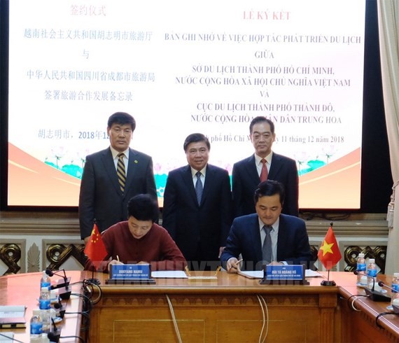 Chairman of the Ho Chi Minh City People’s Committee Nguyen Thanh Phong and Mayor of Chengdu witness a signing ceremony about cooperation of tourist development (Photo:hcmcpv)