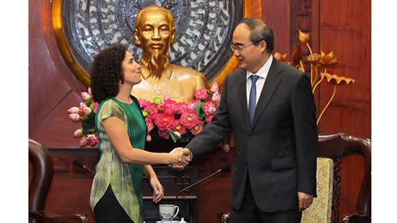 Secretary of the Ho Chi Minh City Party Committee Nguyen Thien Nhan (R) and new ambassador of Uruguay to Vietnam Rosario Portell