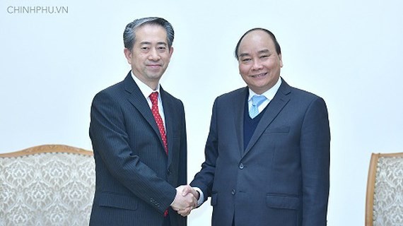 Vietnamese Prime Minister Nguyen Xuan Phuc (R) and Chinese Ambassador to Vietnam Xiong Bo (photo: VGP/ Quang Hieu)