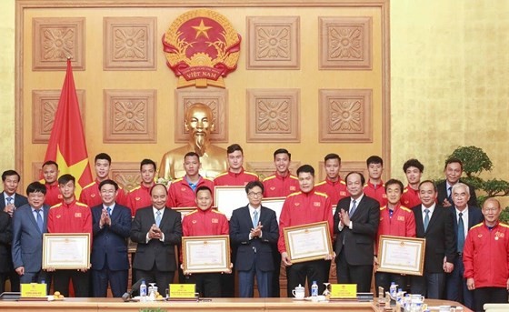 PM Nguyen Xuan Phuc offers First-class Labor Medal to Vietnam football team (Photo:Minh Hoang)