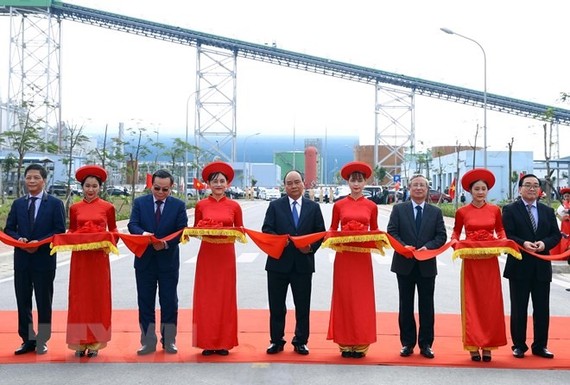 Prime Minister Nguyen Xuan Phuc (middle) cut the ribbon for the inauguration of Thai Binh Thermal Power Plant in the province’s Thai Thuy District on Thursday. — VNA/VNS Photo Thong Nhat