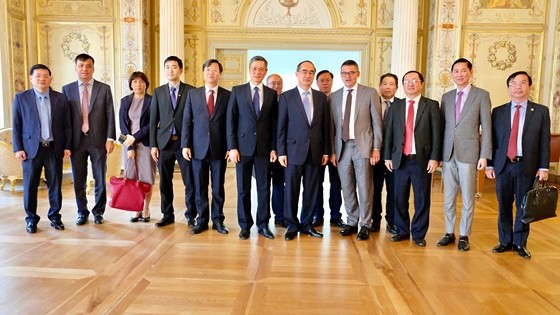 Secretary of Ho Chi Minh City Party Committee Nguyen Thien Nhan and  a city high- ranking delegation pose a photo with Mr. Boris Rhein, Chairman of the Parliament of the State of Hessen.