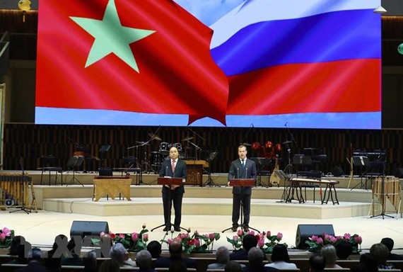 Vietnamese Prime Minister Nguyen Xuan Phuc (left) and his Russian counterpart Dmitry Medvedev speak at the launching ceremony. (Photo: VNA)