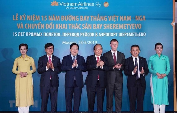 PM Nguyen Xuan Phuc (fourth from left) attends the ceremony to mark the 15th anniversary of Vietnam Airlines' direct flight to Russia. (Photo: VNA)