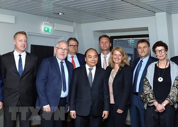 Prime Minister Nguyen Xuan Phuc (third from left, first line) receives leaders of leading Norwegian groups (Source: VNA)