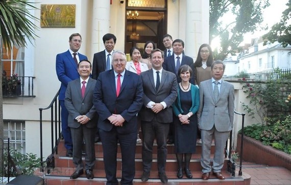 he Vietnamese delegation and UK officials (Photo: VNA)