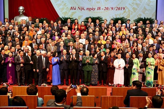 Party, State leaders and members of the 9th-tenure VFF Central Committee pose for a photo at the closing session of the 9th VFF National Congress on September 20 (Photo: VNA) 