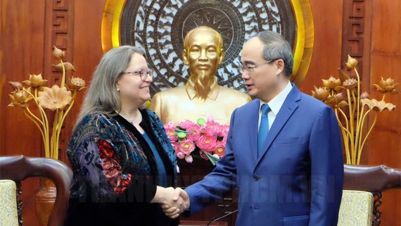 Secretary of the Ho Chi Minh City Party Committee Nguyen Thien Nhan shakes hand with Consul General of the United States to Ho Chi Minh City Ms. Marie C.Damour at the meeting. (Photo:Thanhuytphcm)